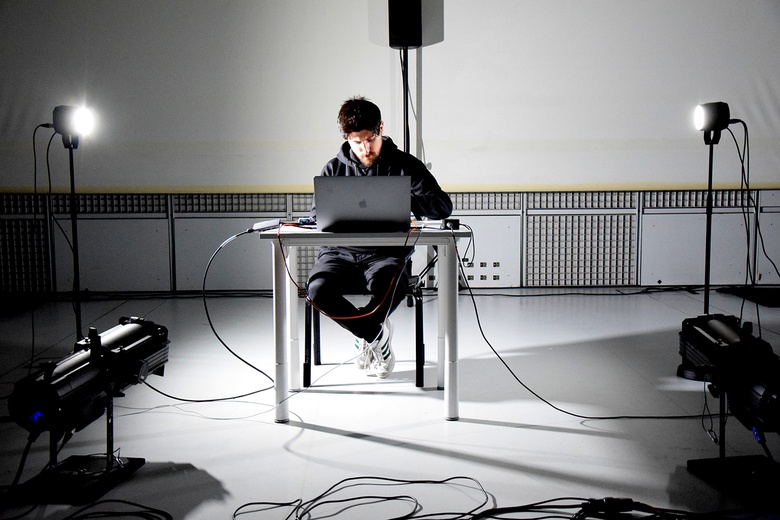 Filippos Sakagian, à l’Ircam, en studio lors de la présentation de l’esquisse de son projet final du Cursus  © Ircam - Centre Pompidou, photo : Murielle Ducas